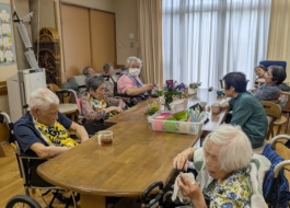 通いの利用者さんと過ごすグループホームの入所者さん