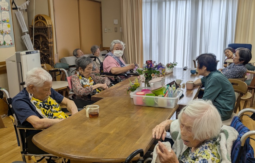 通いの利用者さんと過ごすグループホームの入所者さん