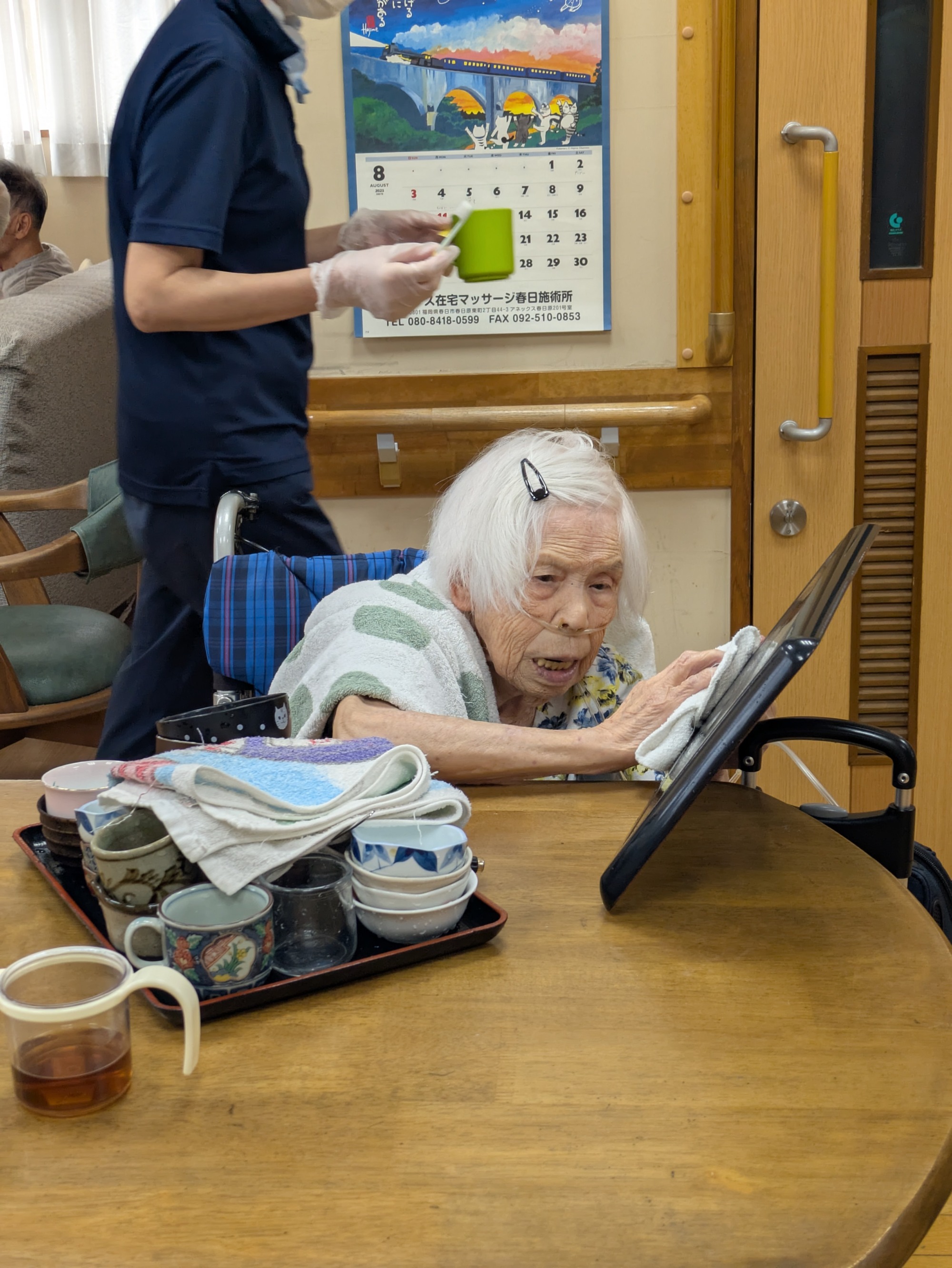 食器拭きを手伝う利用者さん