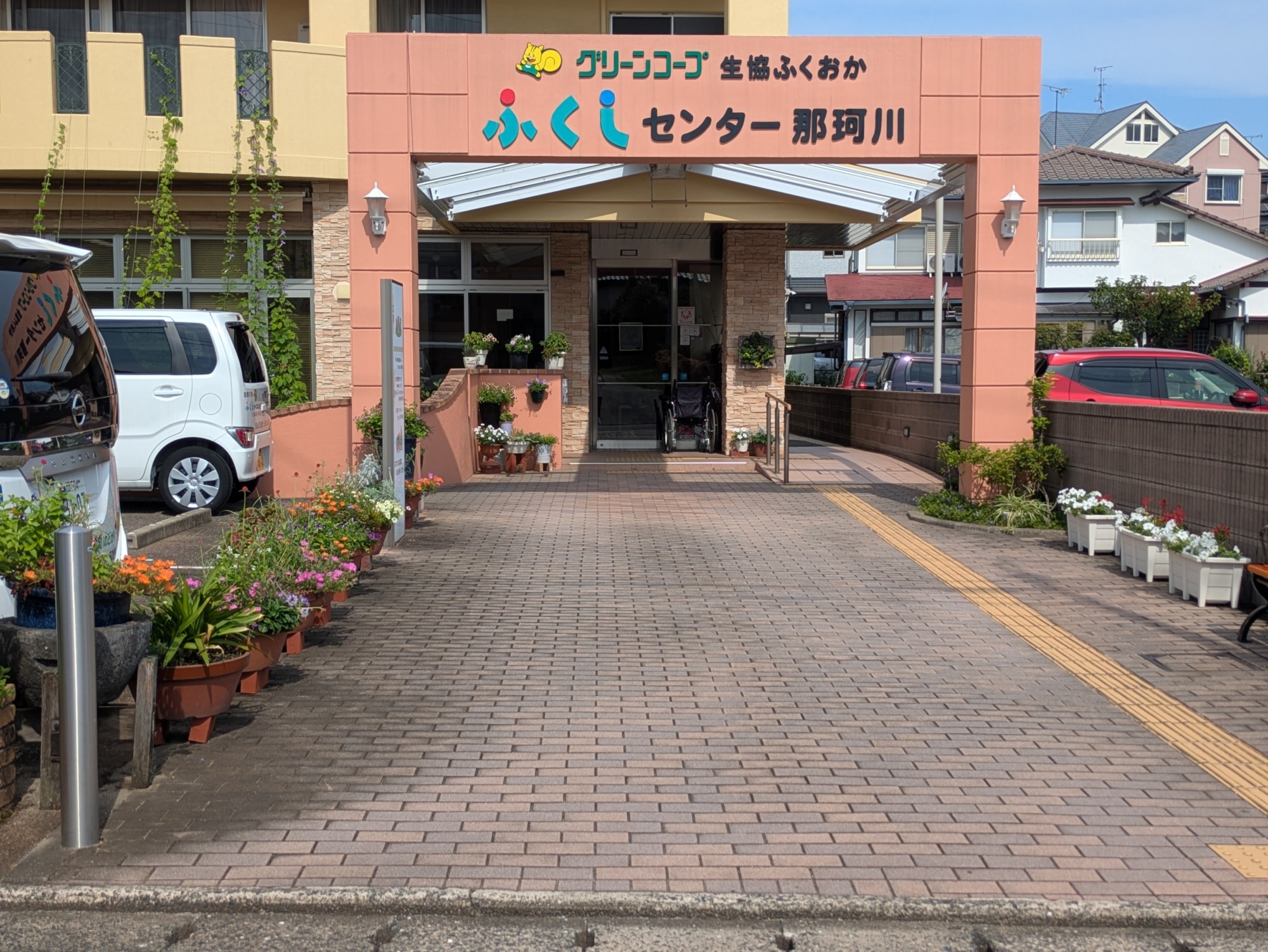 施設のエントランスを彩るお花たち