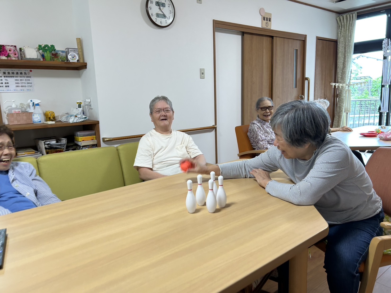 卓上ボウリングを楽しむ利用者さん達