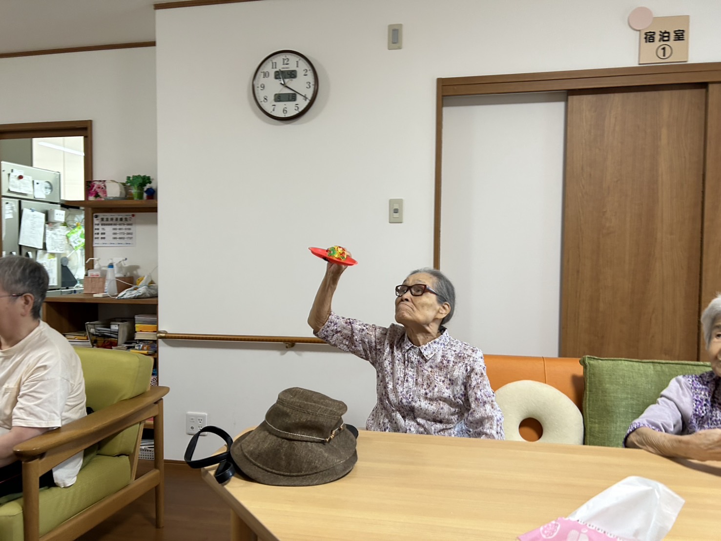 ペタッとキャッチでキャッチボールを楽しむ利用者さん達