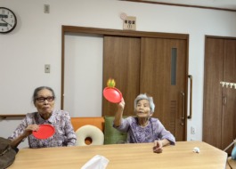 ペタッとキャッチでキャッチボールを楽しむ利用者さん達
