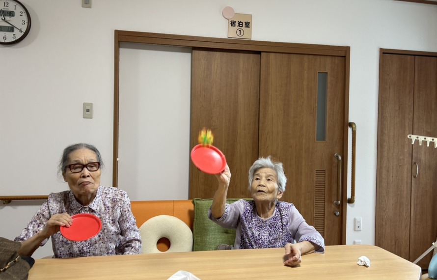 ペタッとキャッチでキャッチボールを楽しむ利用者さん達