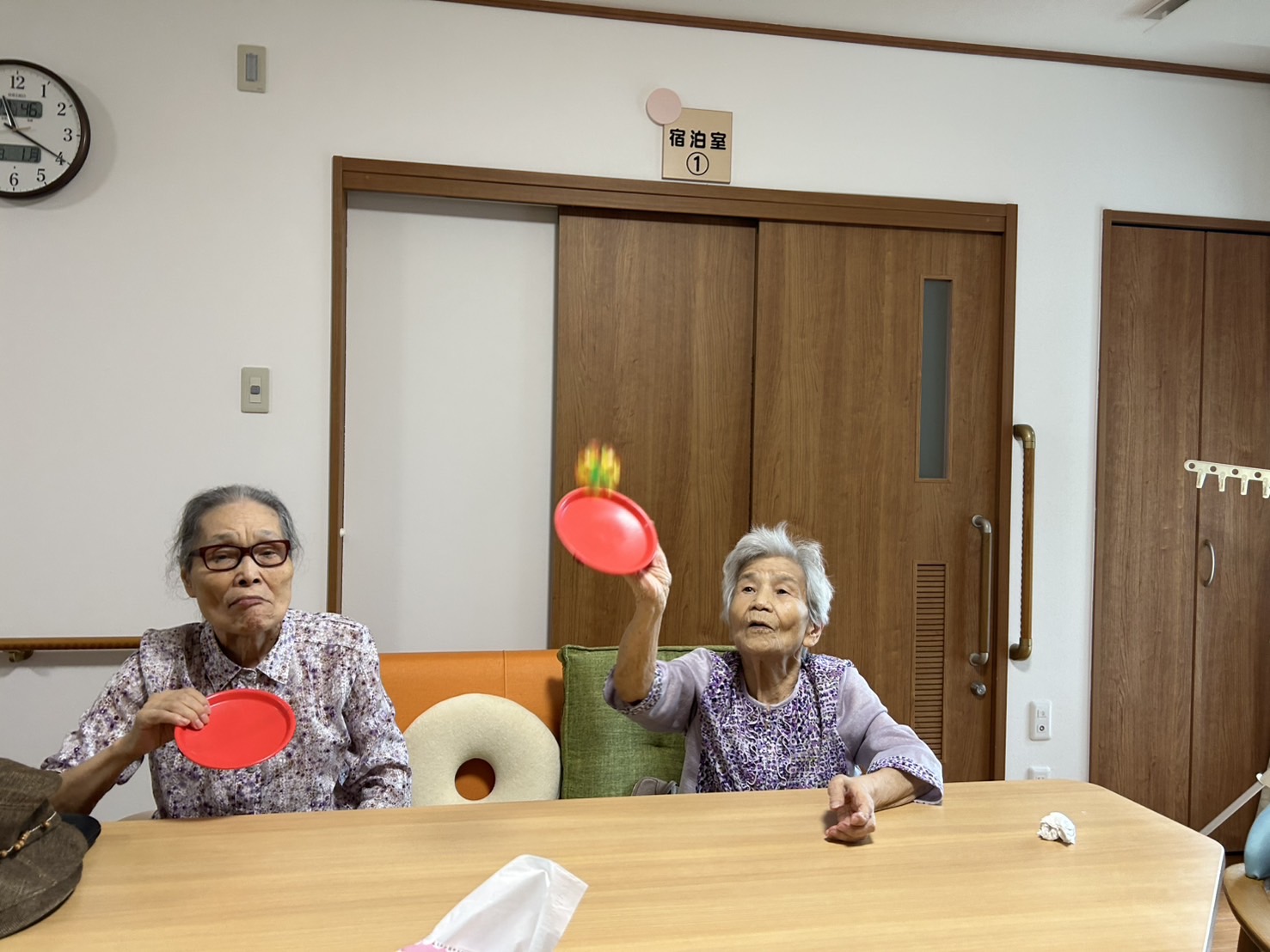 ペタッとキャッチでキャッチボールを楽しむ利用者さん達