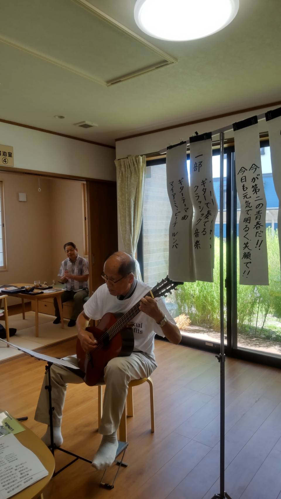 ギターを演奏するGGムラカミさん