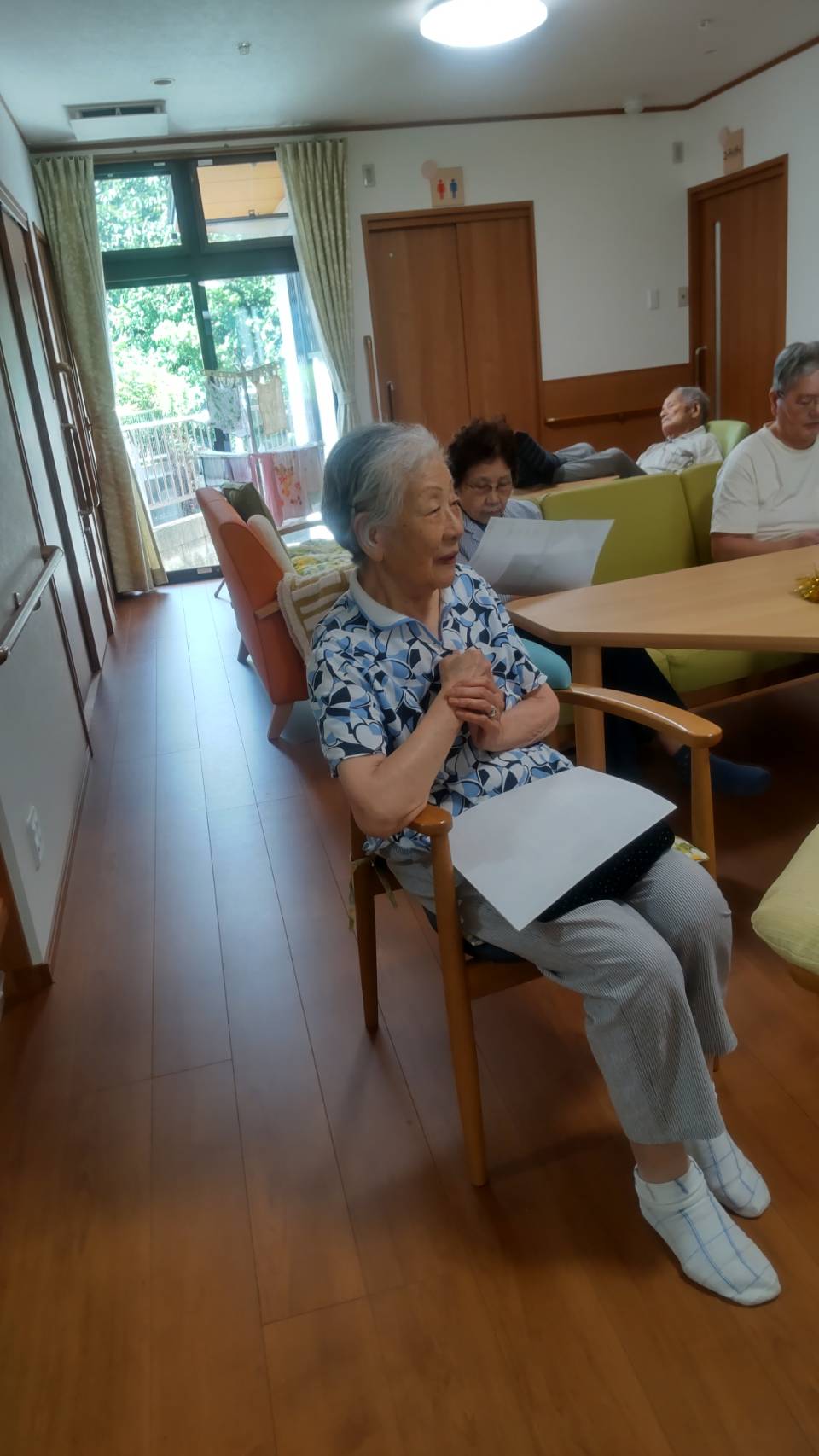 歌に聴き入る利用者さん