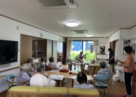 GGムラカミさんの演奏を聴く利用者さんたち