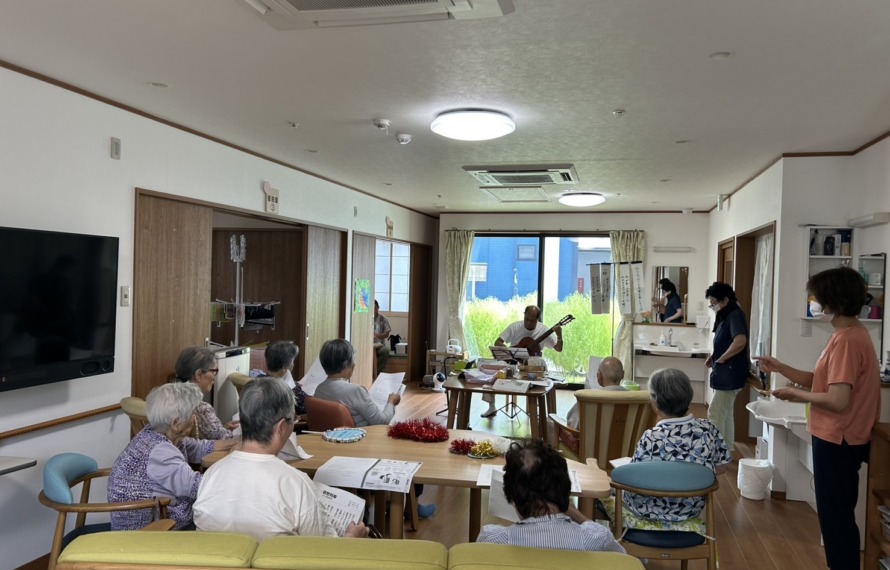 GGムラカミさんの演奏を聴く利用者さんたち