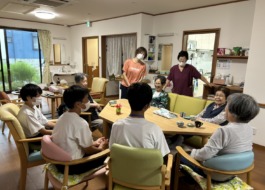 利用者さんと会話する中学生