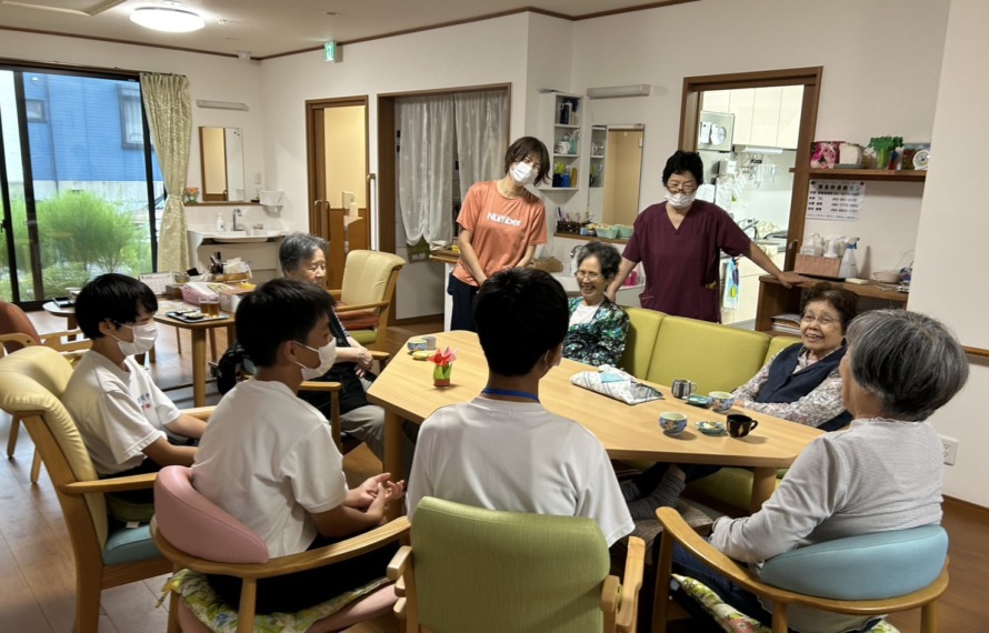 利用者さんと会話する中学生
