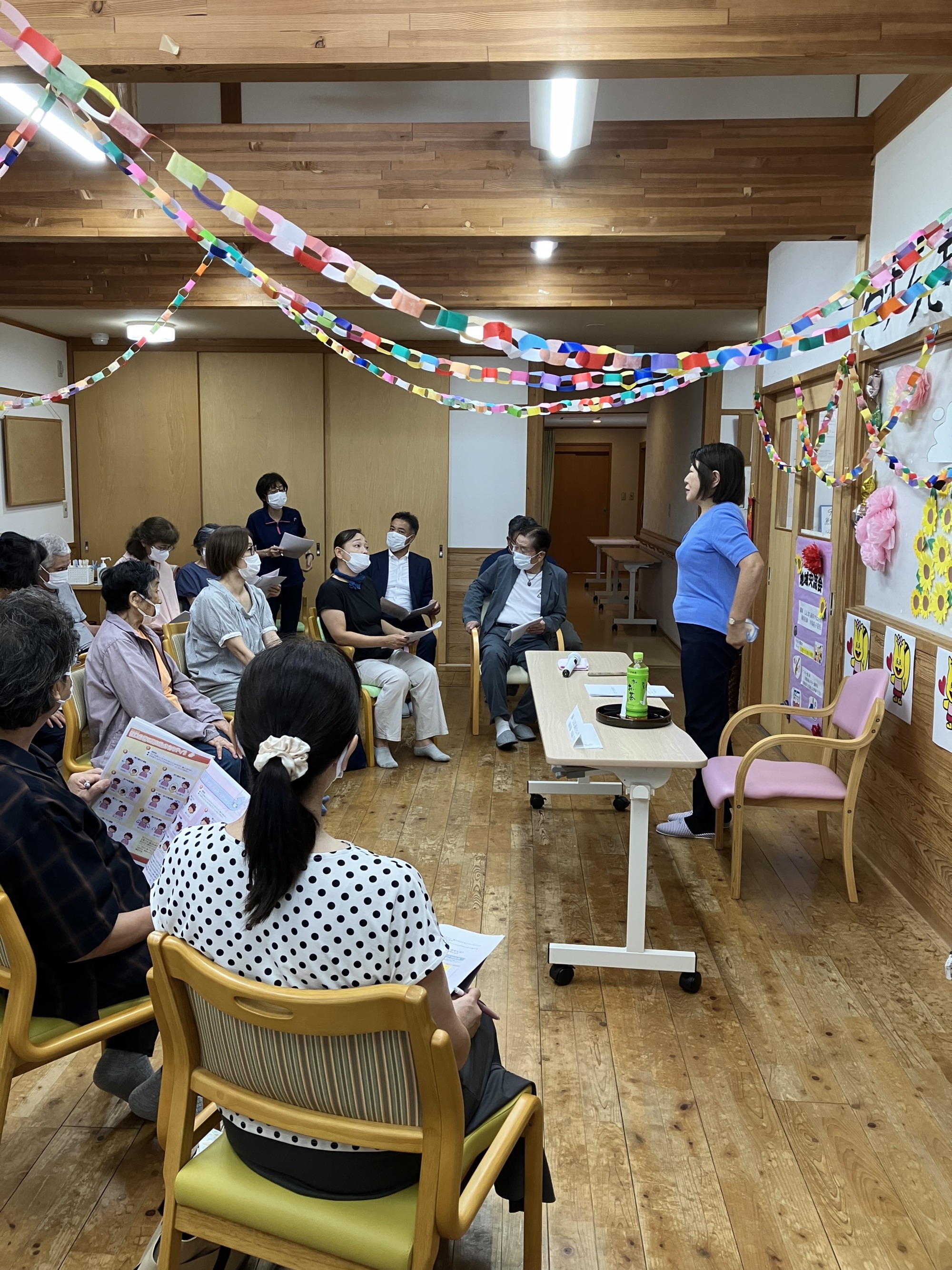 「地域交流会」にて歯科医師に質問する様子