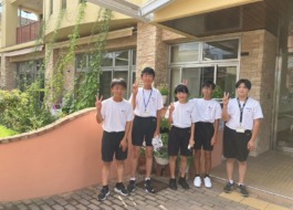 施設前で記念撮影をする中学生