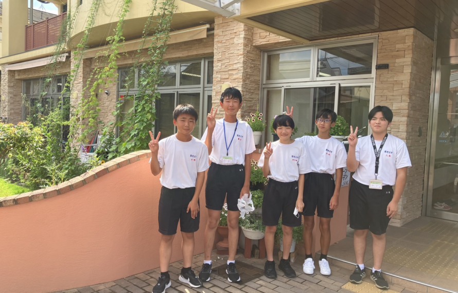 施設前で記念撮影をする中学生