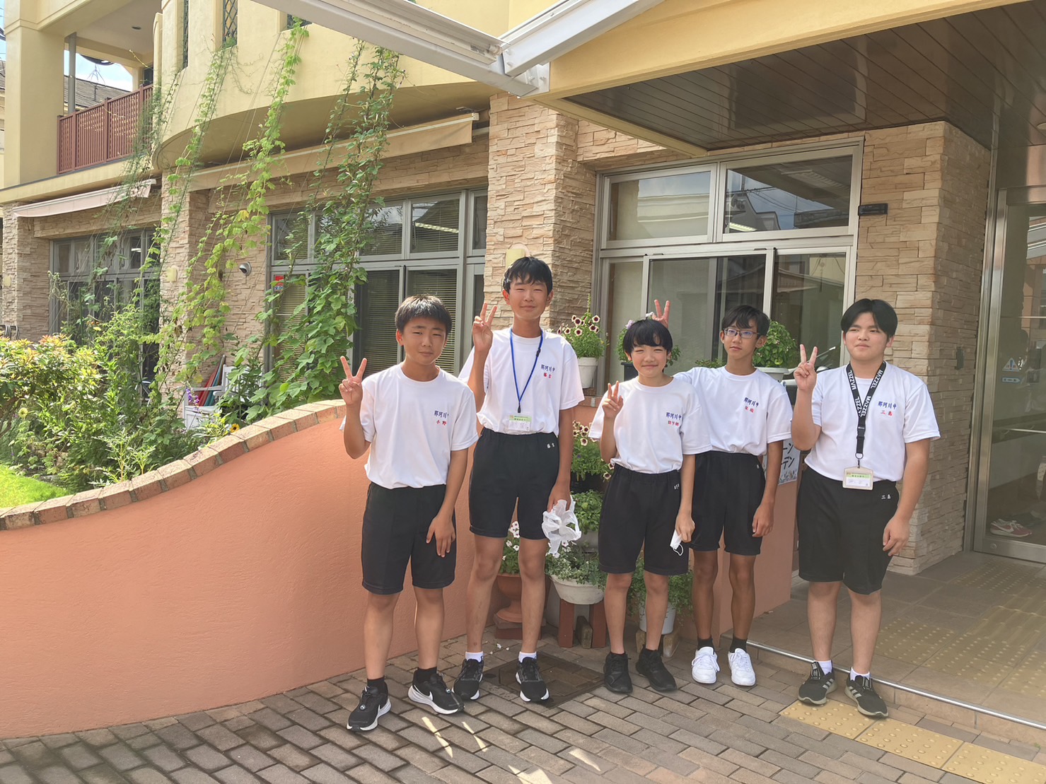 施設前で記念撮影をする中学生