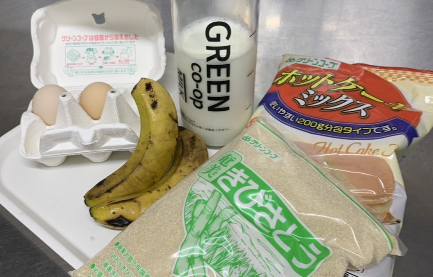 炊飯器バナナケーキの材料のグリーンコープのホットケーキミックス・卵・牛乳・砂糖・ネグロスバナナ