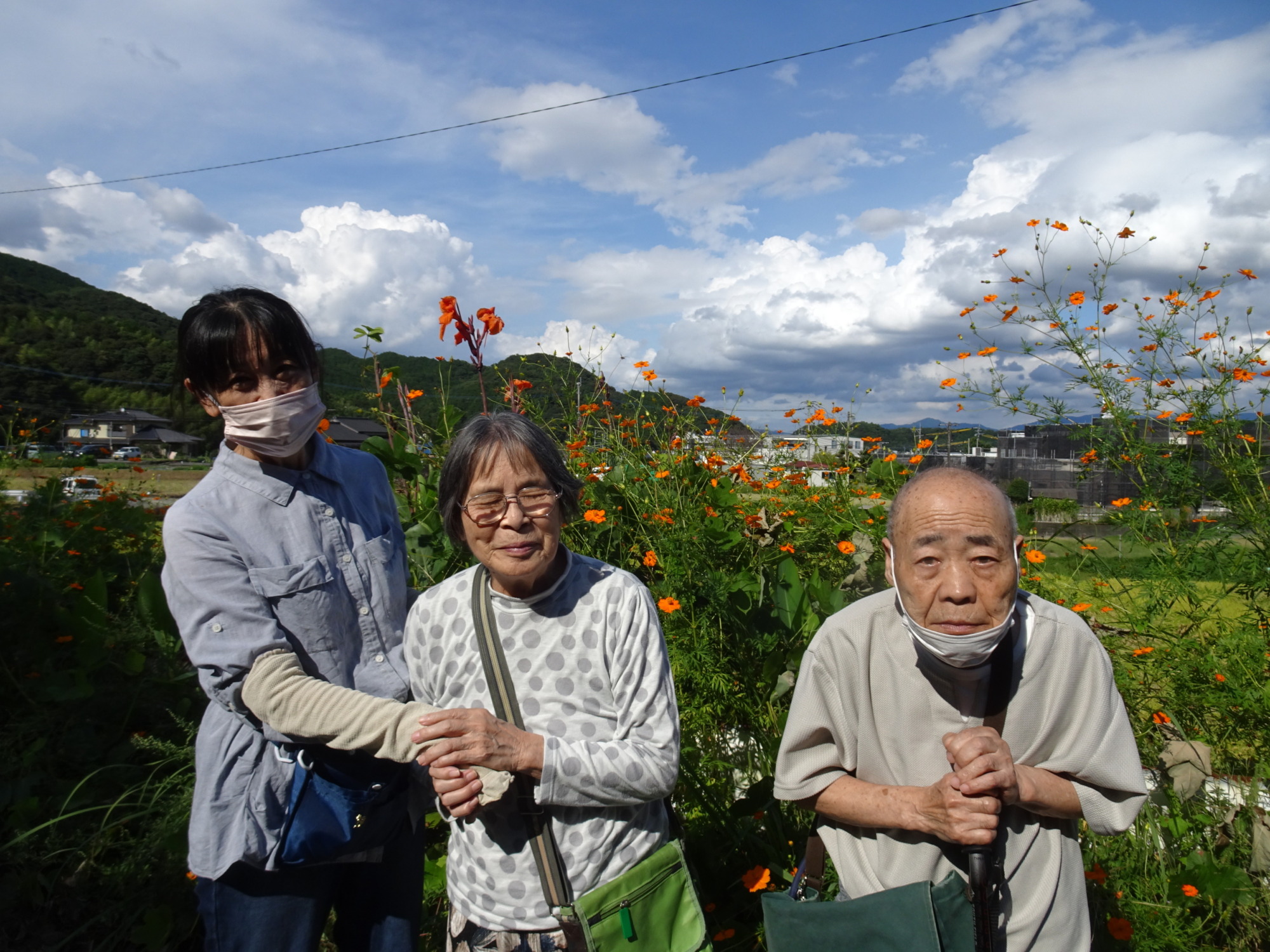 花の前で撮った利用者さんとワーカーの写真