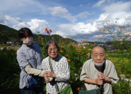 花の前で撮った利用者さんとワーカーの写真