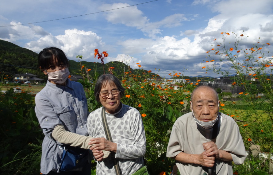 花の前で撮った利用者さんとワーカーの写真
