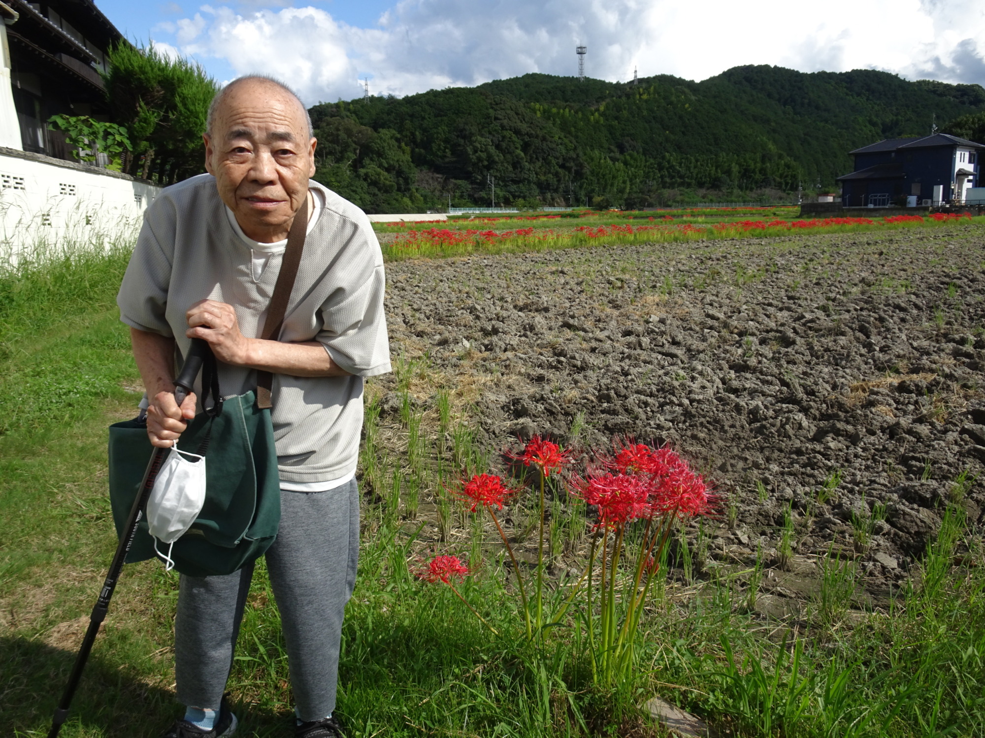 彼岸花と一緒に写る利用者さん