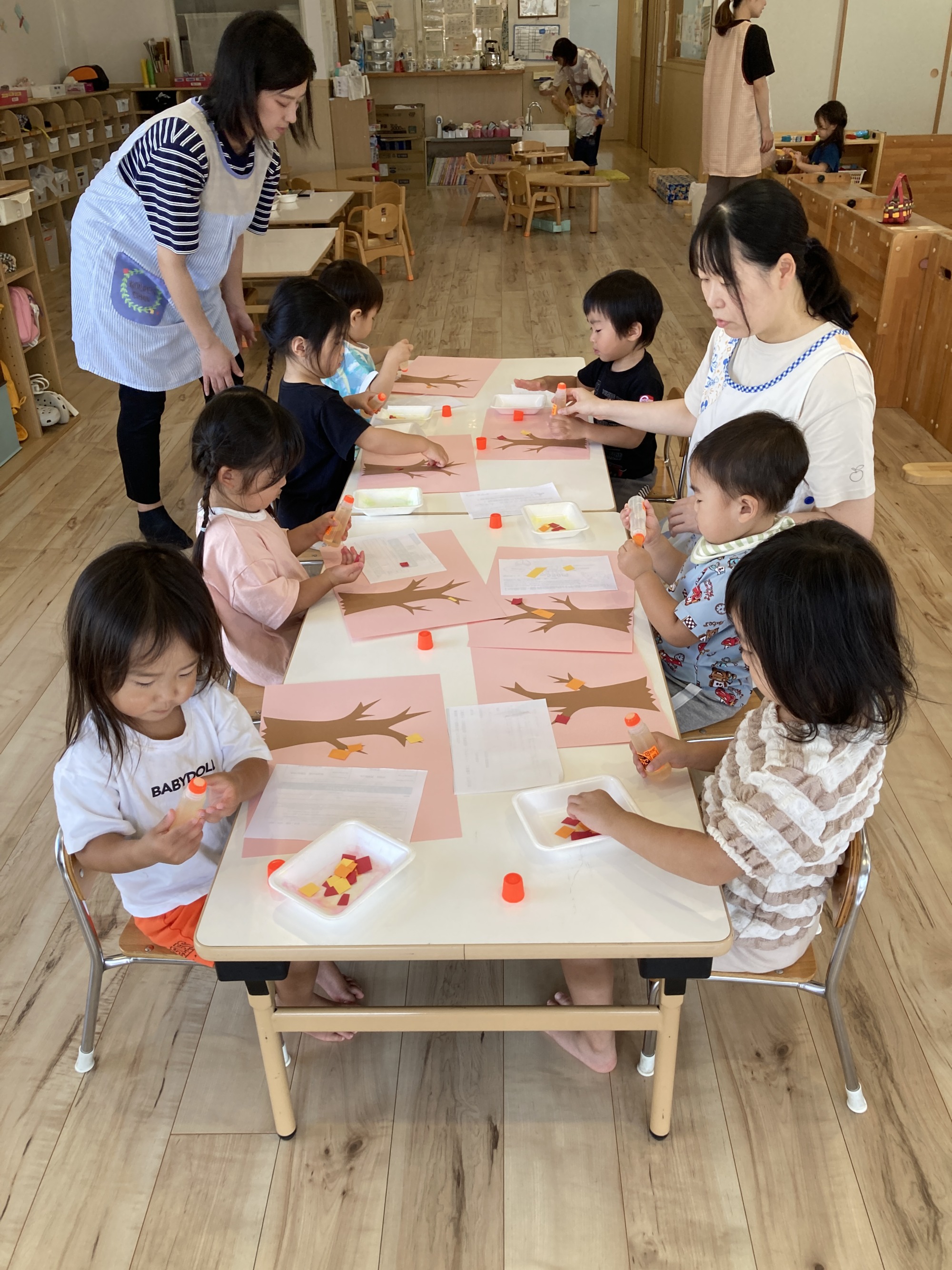 製作を楽しむ子どもたち　10枚