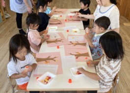 製作を楽しむ子どもたち　10枚