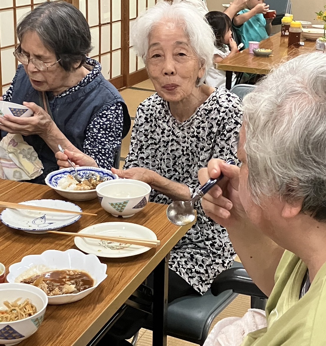 食事をして笑顔を見せる利用者さん