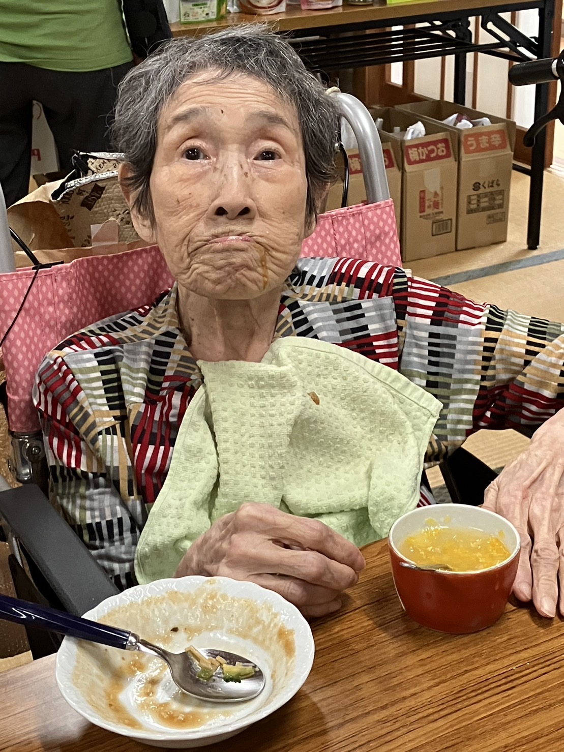 食事する利用者さん