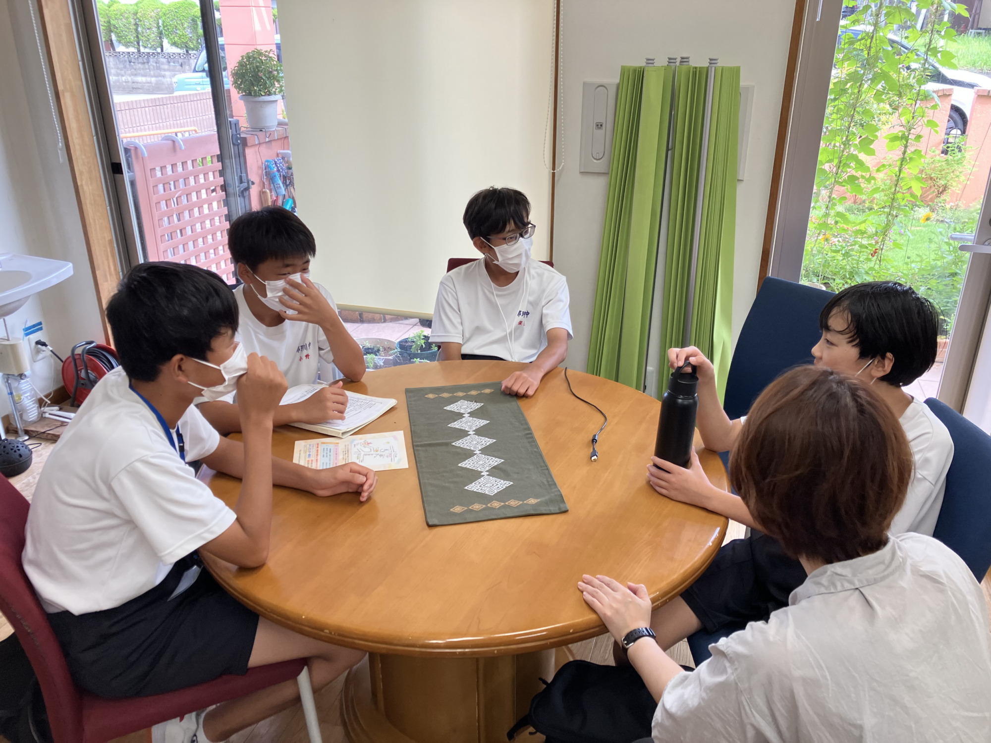 施設の説明を受ける中学生