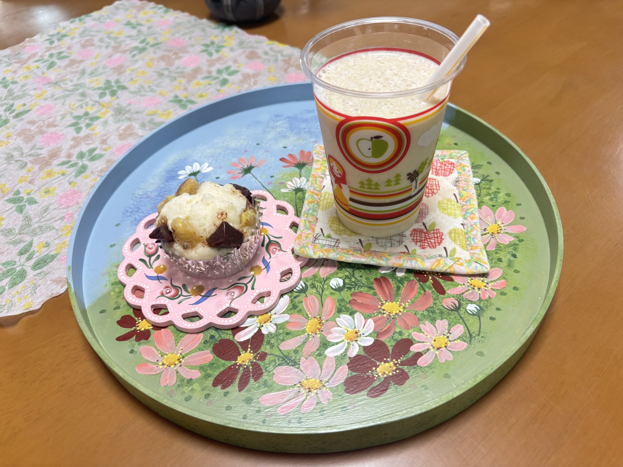 スタッフ手作りのコスモスのおぼんとコースター