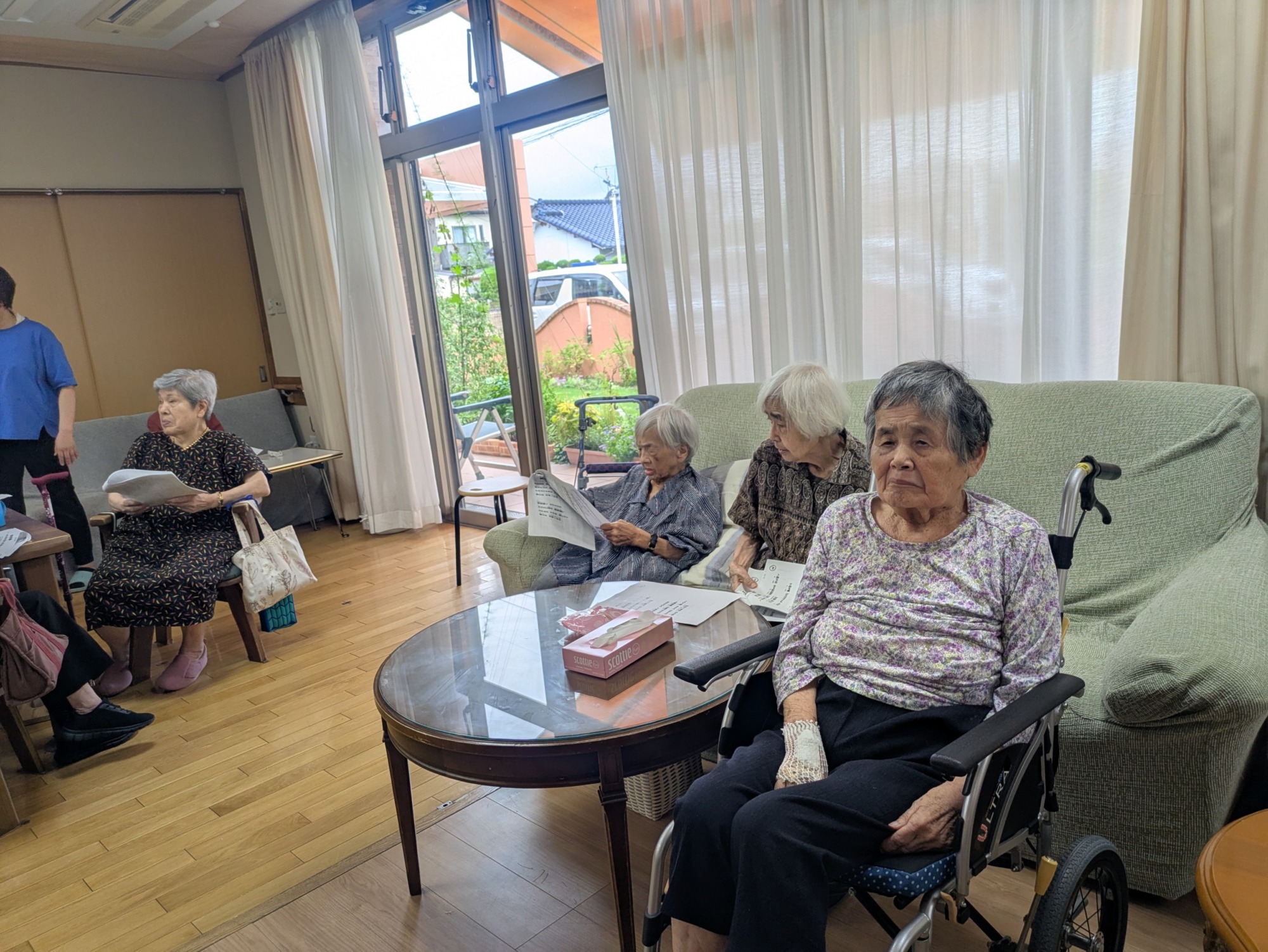 歌に聴き入る利用者さん
