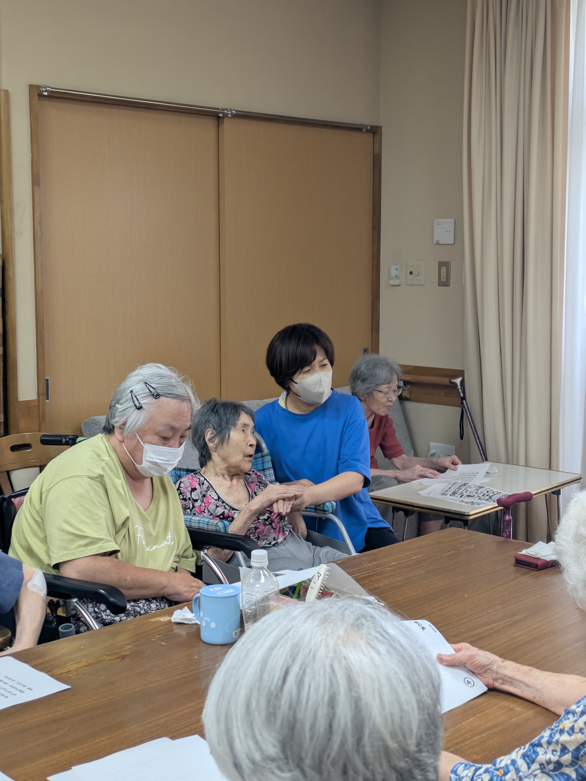 ワーカーと一緒に歌を聴く利用者さん