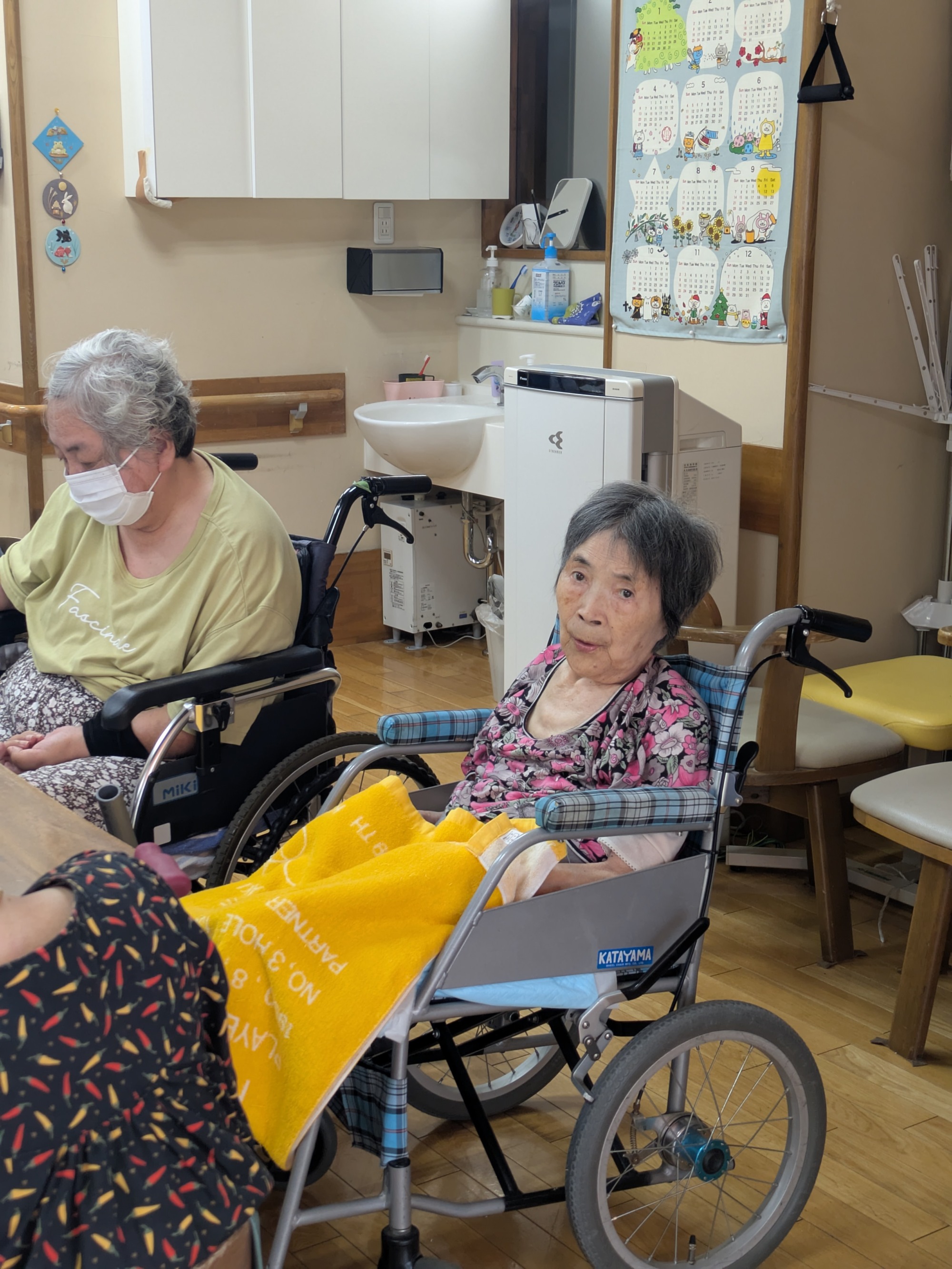 歌を聴きながらこちらを見つめる利用者さん