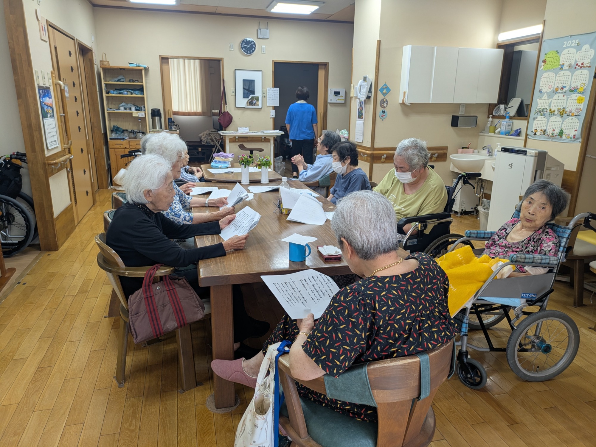 歌詞カードを見ながら歌う利用者さんたち