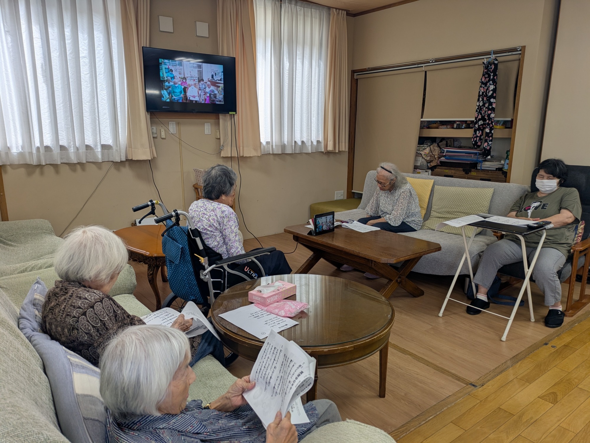 オンラインで歌を楽しむ利用者さんたち