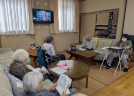 オンラインで歌を楽しむ利用者さんたち