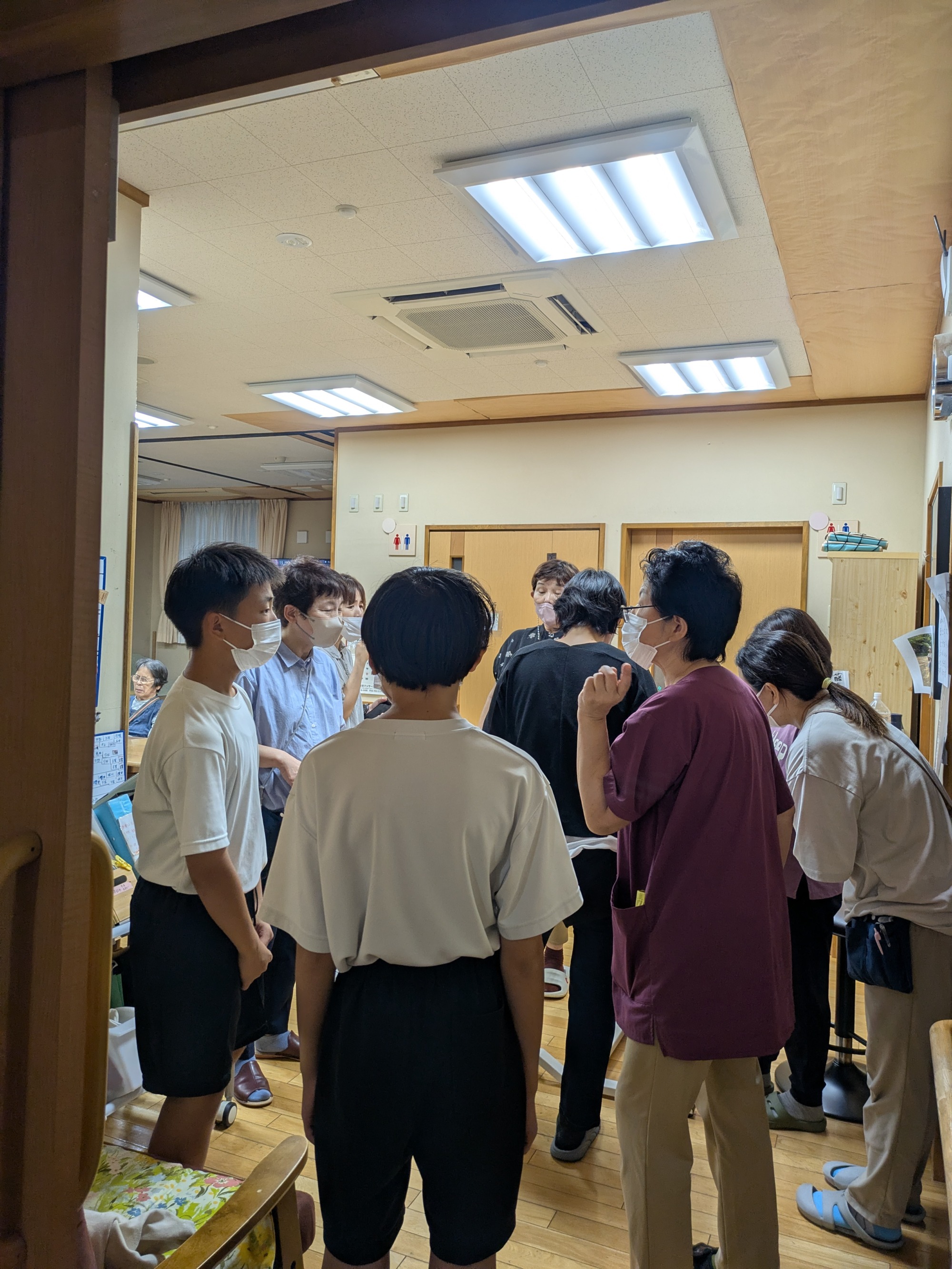 ワーカーから仕事内容を聞く中学生