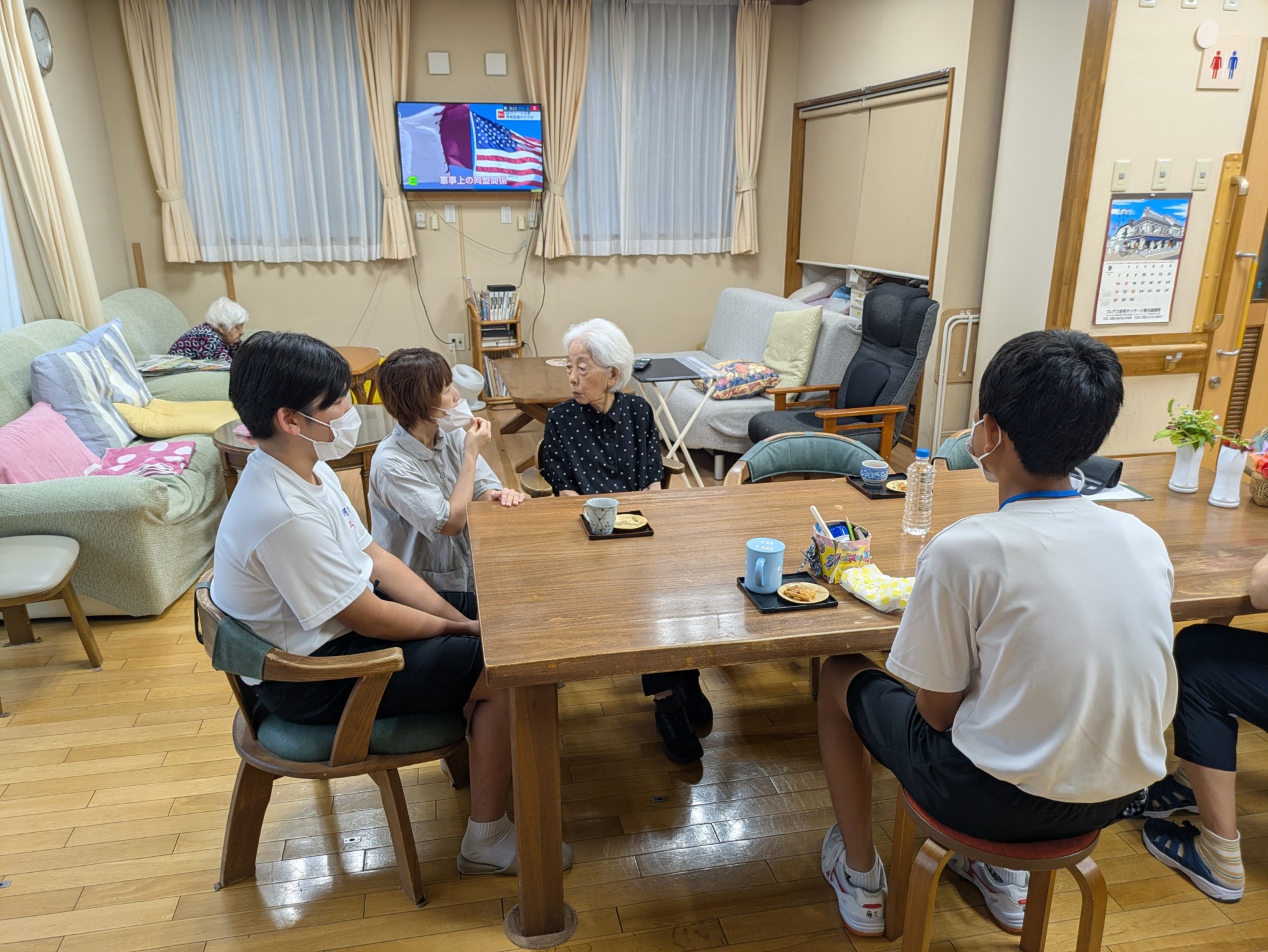 利用者さんと会話する中学生