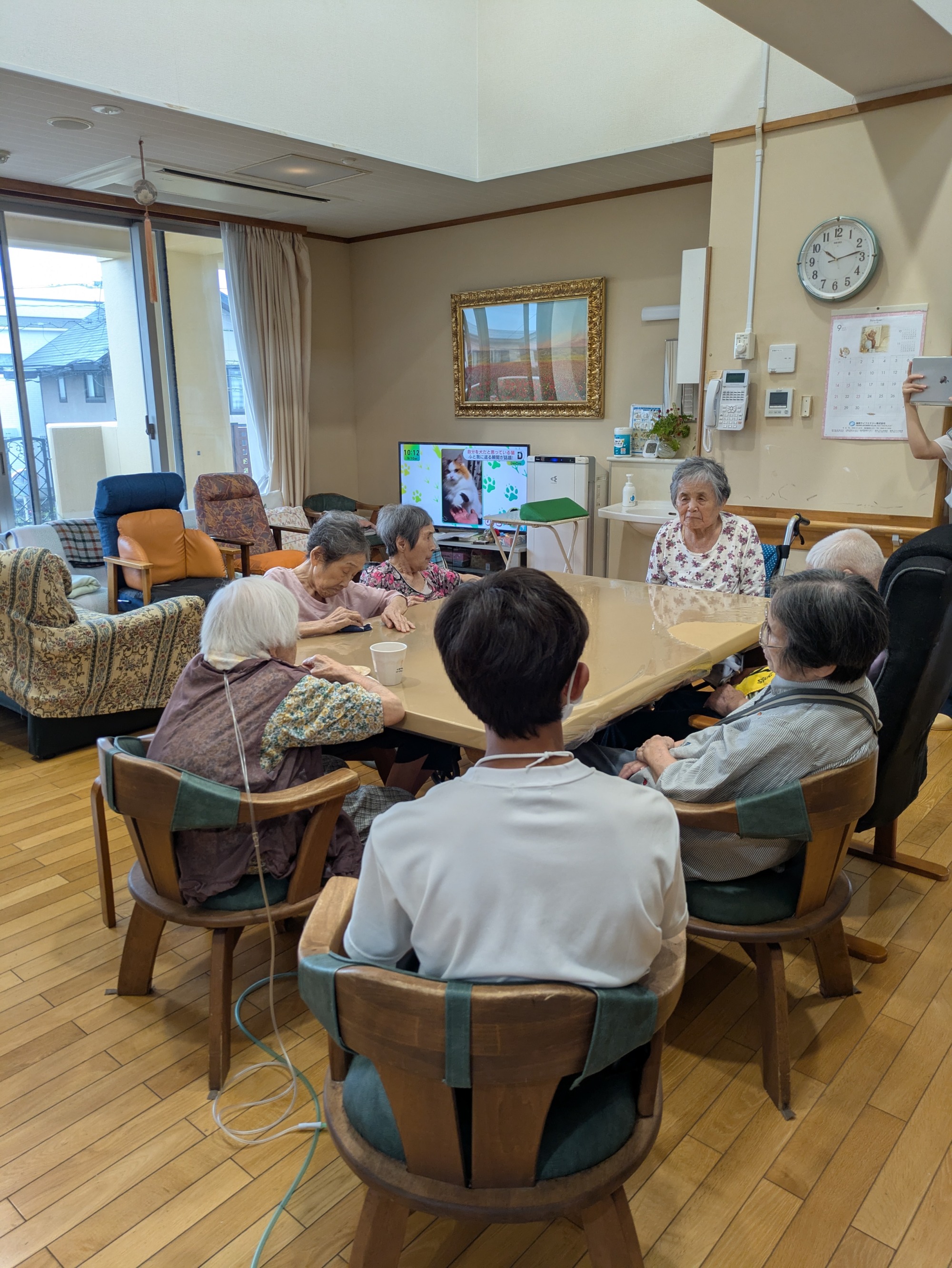 入所者さんとお話しする中学生