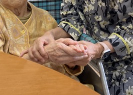 入所者さんと娘さんがしっかりと手を握っている写真
