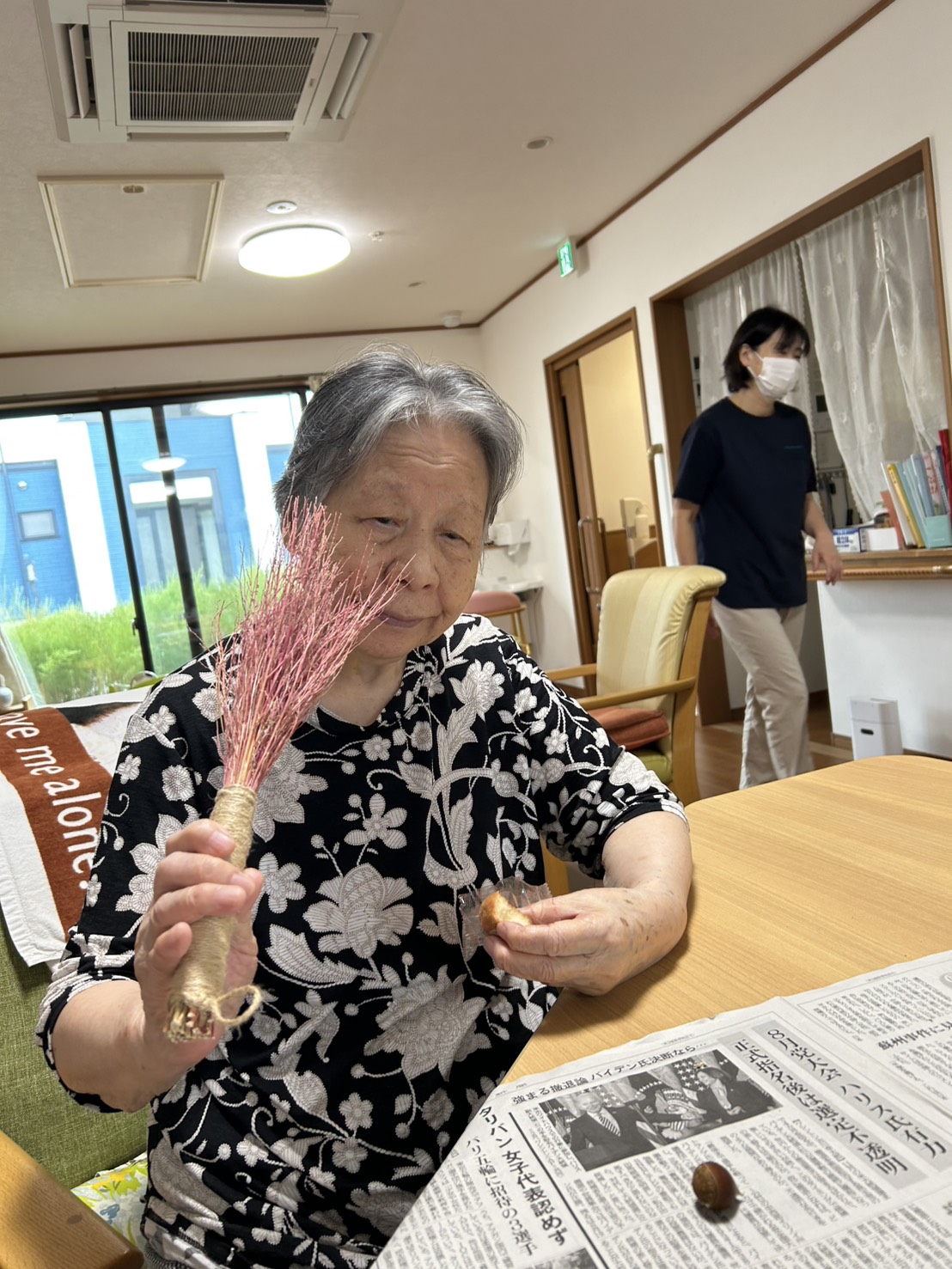 作ったホウキを手に笑顔の利用者さん