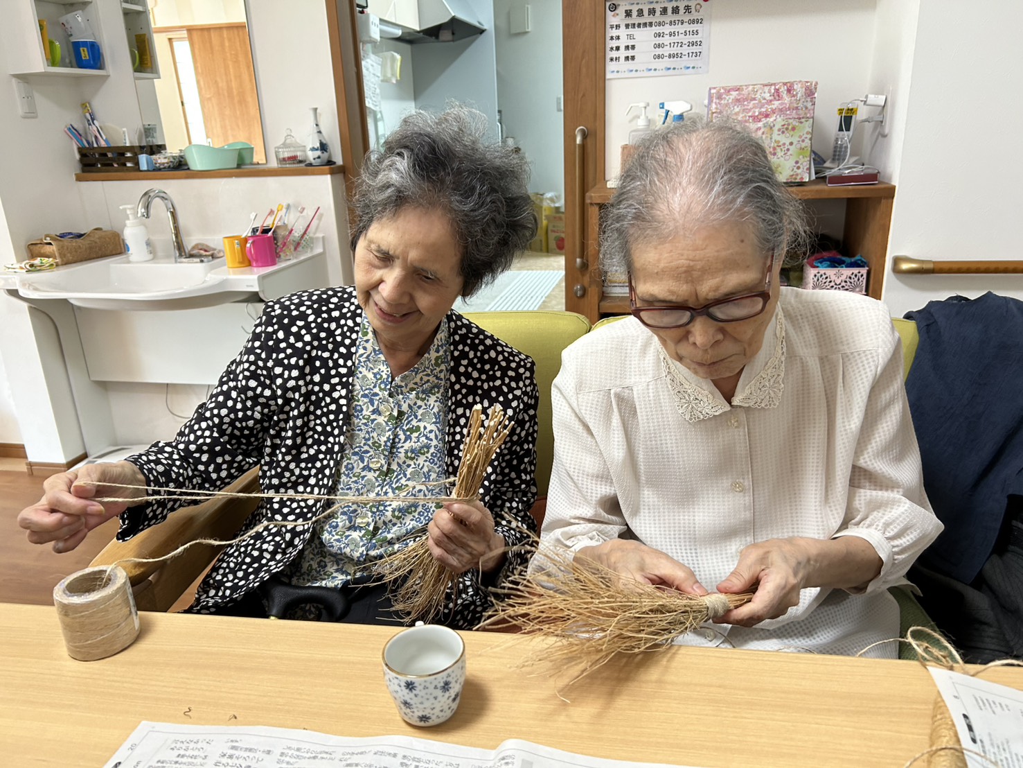 ホウキ作りを楽しむ利用者さんたち