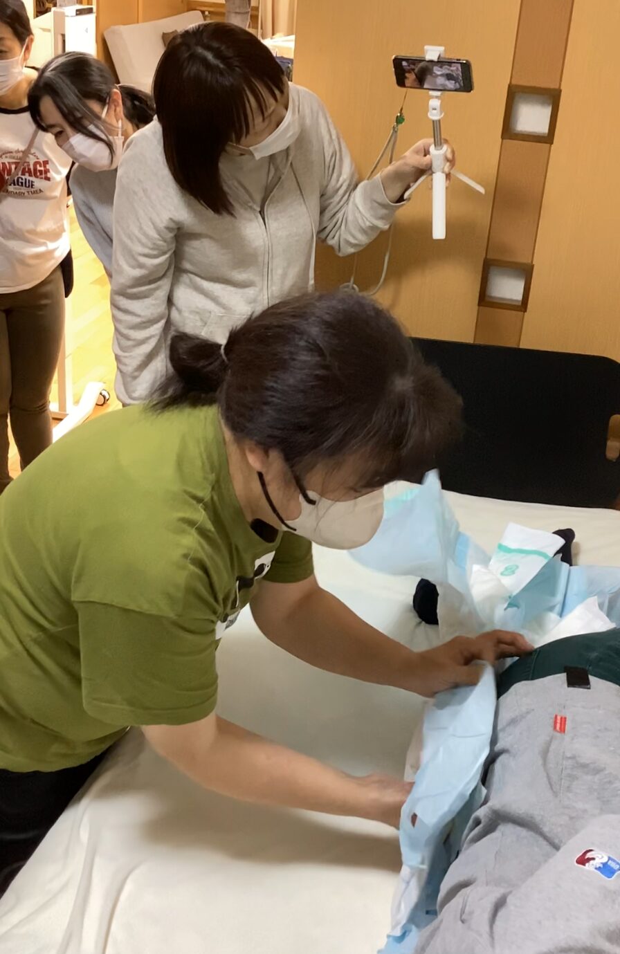 おむつ交換の方法を説明している様子