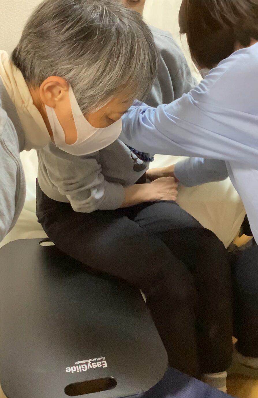 スライディングボードを使って研修している様子