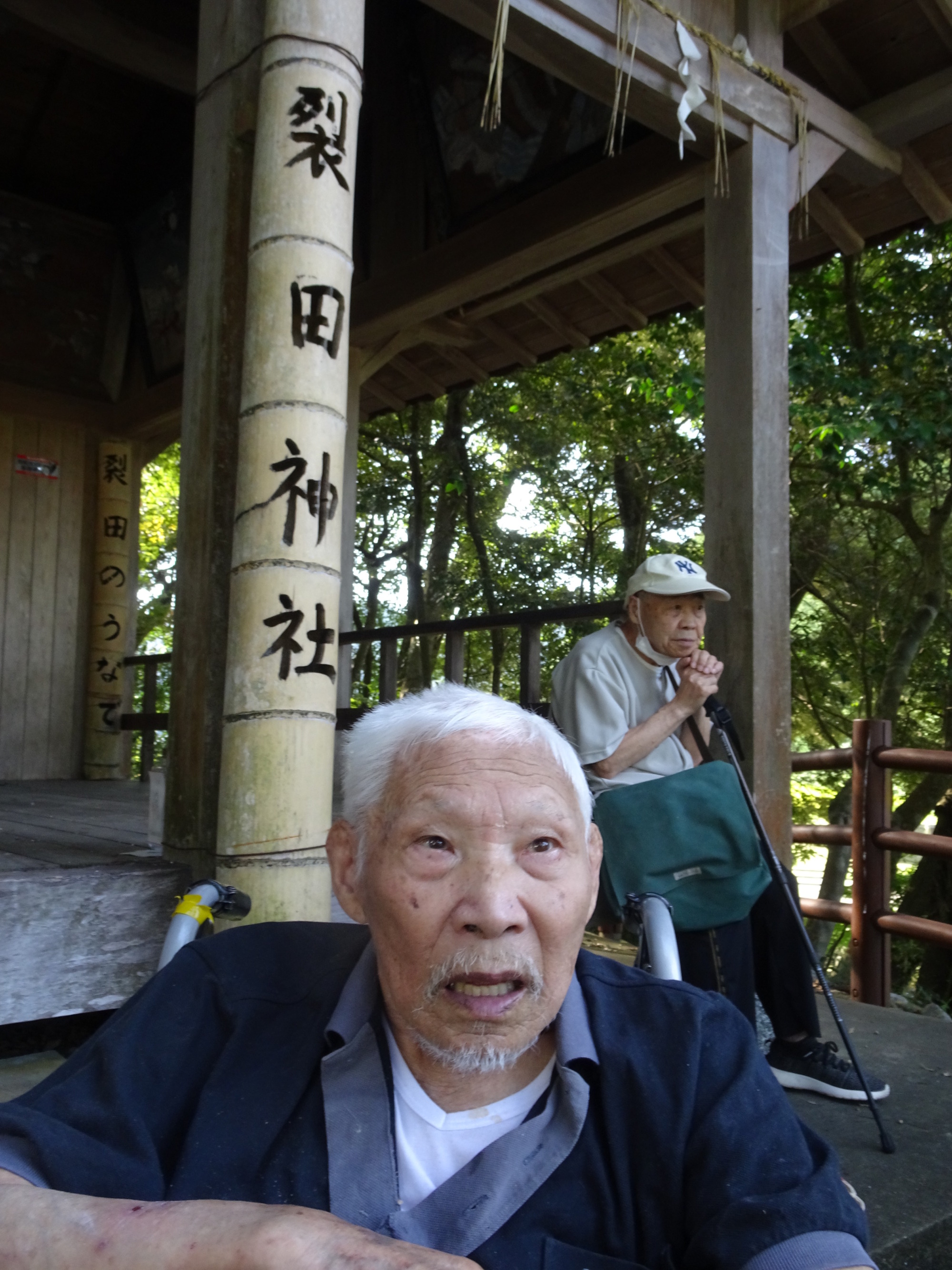 さくた神社で休憩している利用者さんの様子