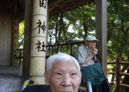 さくた神社で休憩している利用者さんの様子
