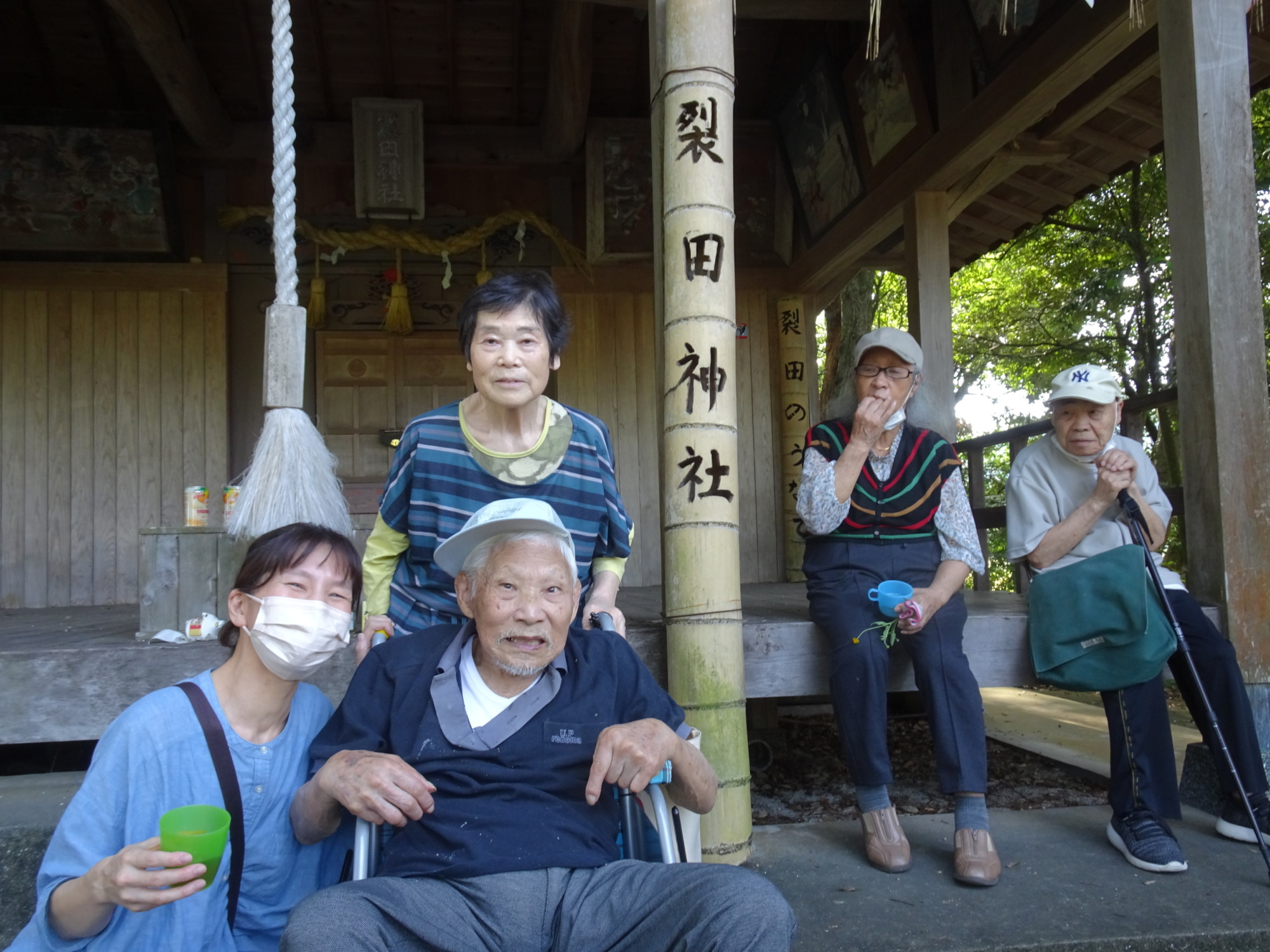 さくた神社で休憩してお茶を飲む利用者さんたち