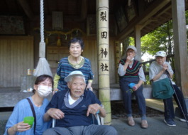 さくた神社で休憩してお茶を飲む利用者さんたち