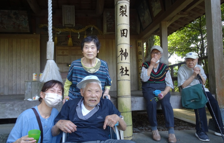 さくた神社で休憩してお茶を飲む利用者さんたち
