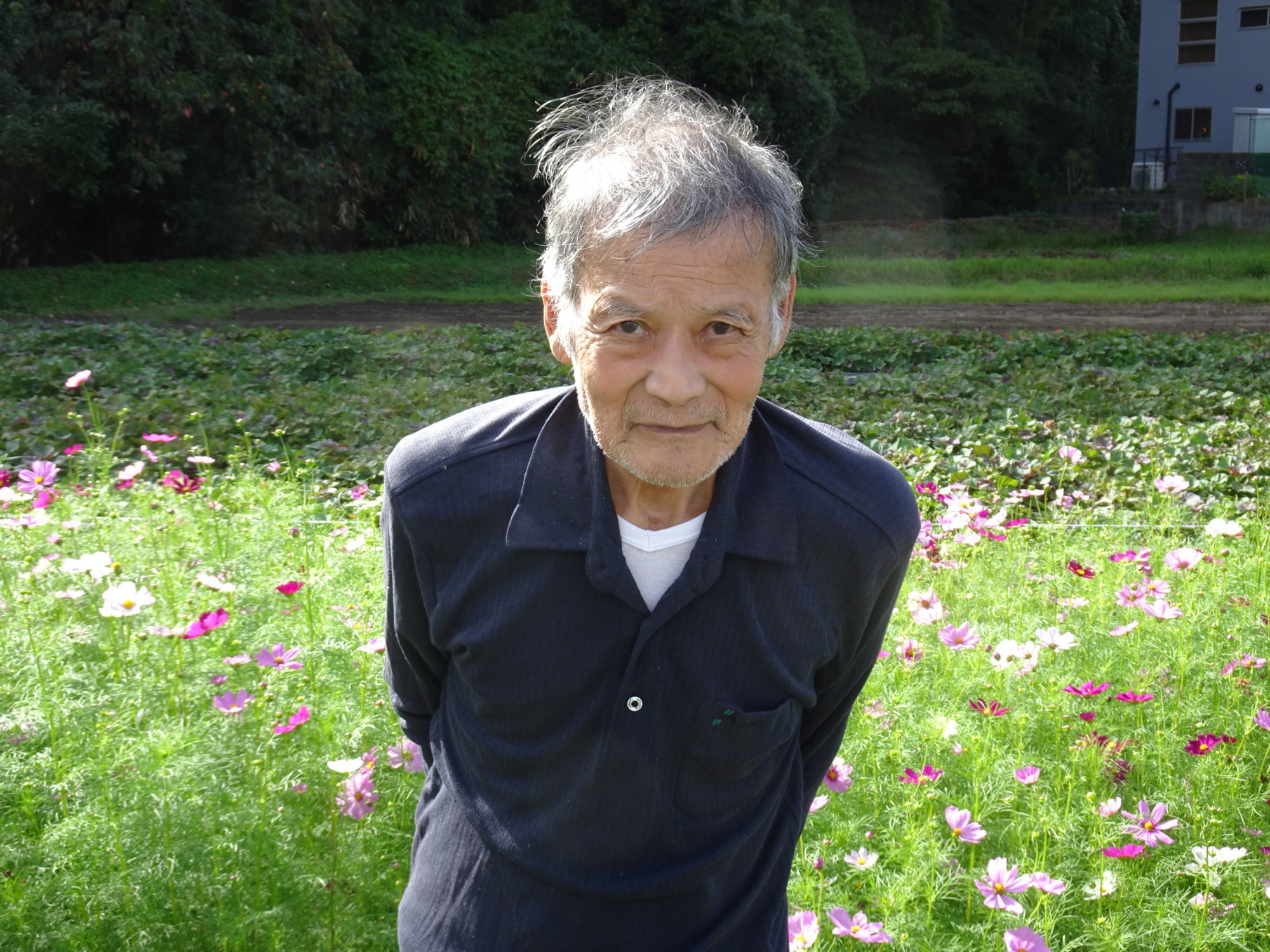 コスモス畑の前で撮った利用者さんの写真